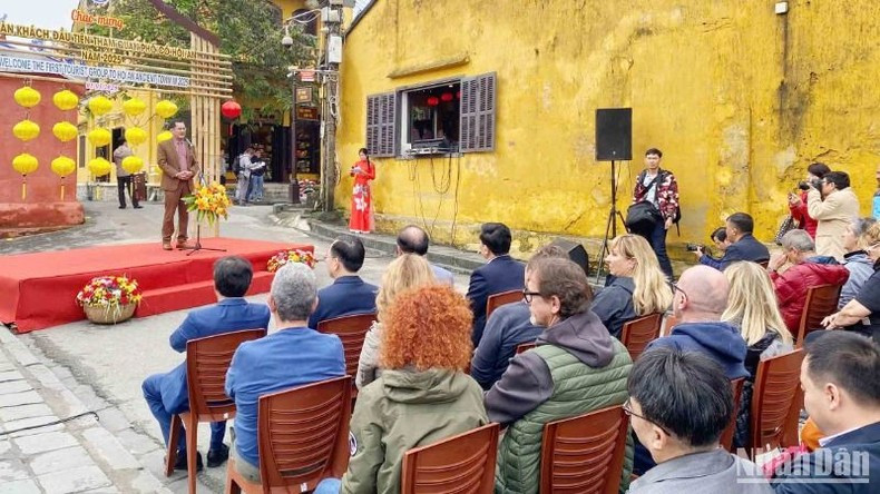 El vicepresidente del Comité Popular de Hoi An, Nguyen Van Lanh, habla en la ceremonia.