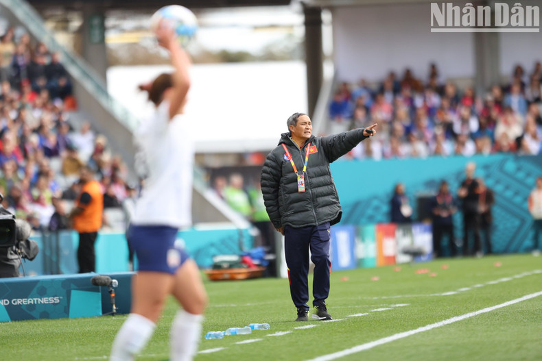 El entrenador vietnamita Mai Duc Chung daba instrucciones al margen durante el partido.