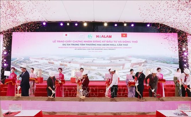Delegados realizan la ceremonia de colocación de la primera piedra del proyecto Aeon Mall Can Tho. (Foto: VNA) Delegados realizan la ceremonia de colocación de la primera piedra del proyecto Aeon Mall Can Tho. (Foto: VNA)