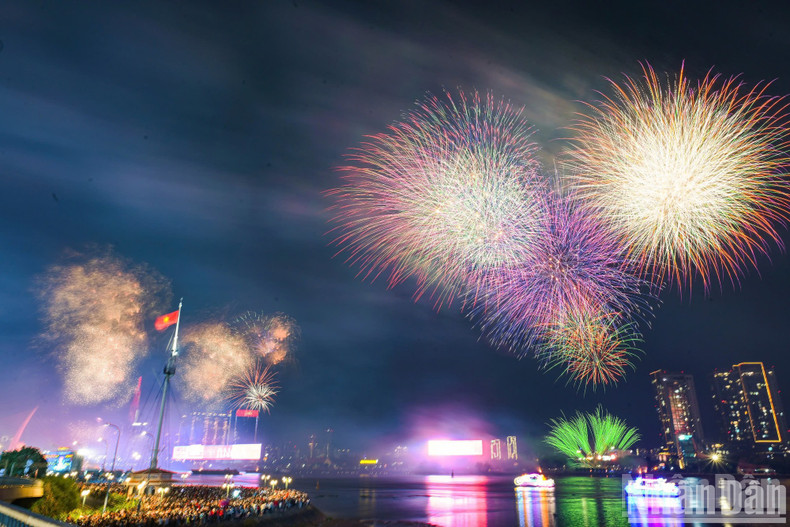 Vista del espectáculo de fuegos artificiales desde el río Saigón.