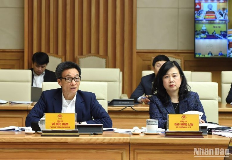 El viceprimer ministro Vu Duc Dam, jefe adjunto del Comité Directivo nacional para la prevención y lucha contra el Covid-19, interviene en el evento.