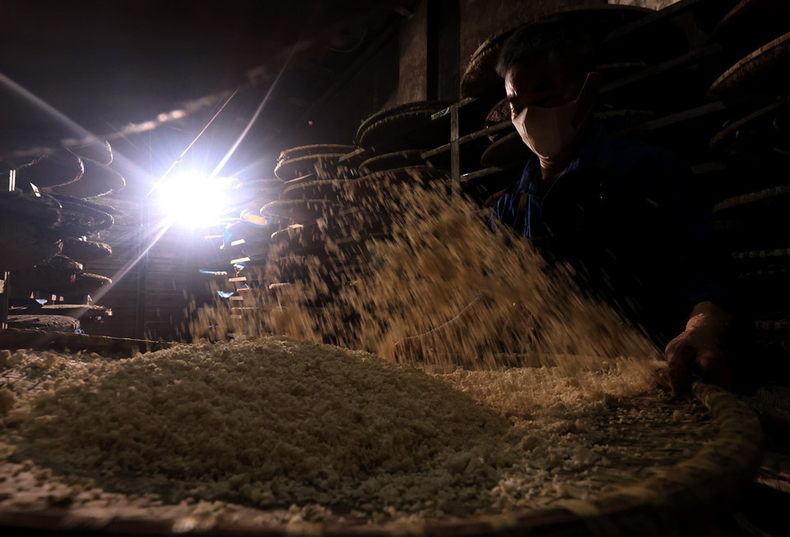 Para hacer la levadura, la gente en la aldea Ban cocina arroz glutinoso, lo extiende en una bandeja y lo deja reposar días y dos noches hasta que se vuelve amarillo. (Foto: VNA)