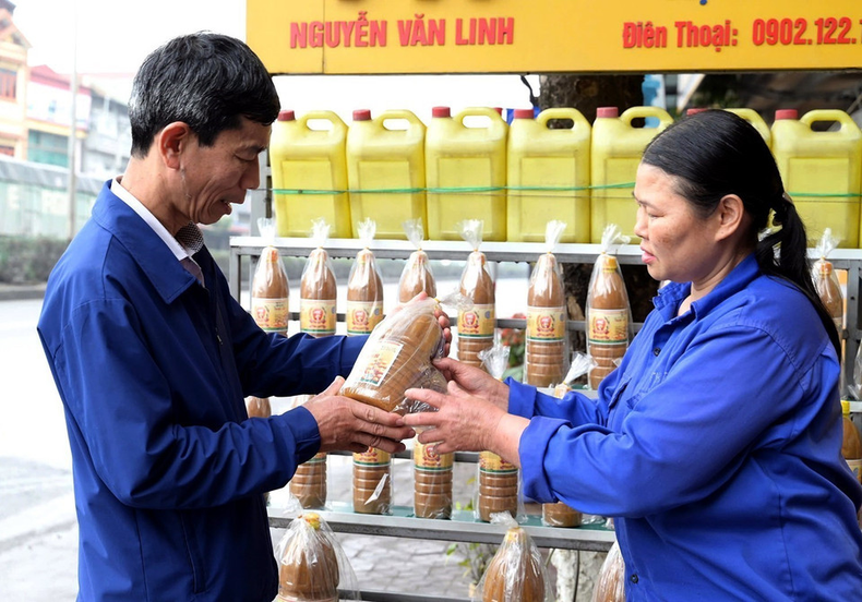 Presentan la salsa de soja Ban a los clientes. (Foto: VNA)