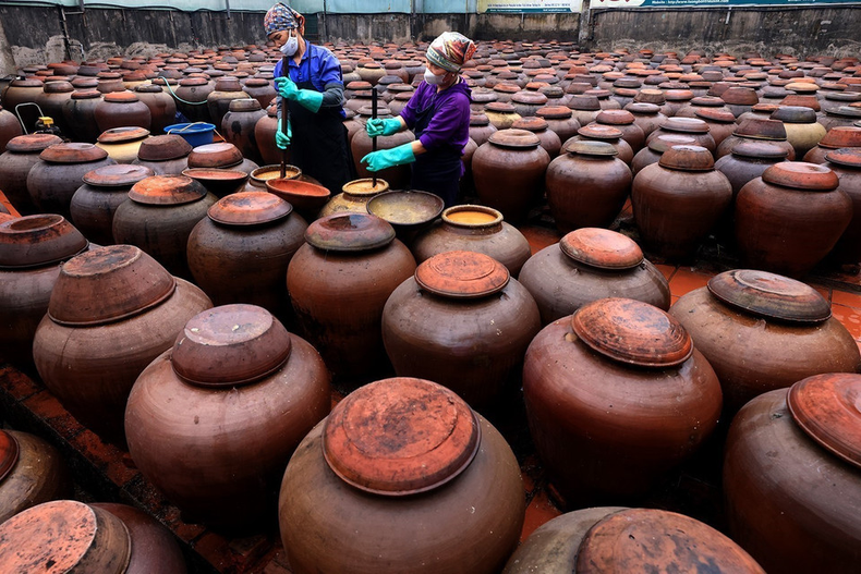 Para que la salsa quede suave y colorida, se debe revolver con frecuencia por la mañana y al mediodía. (Foto: VNA)