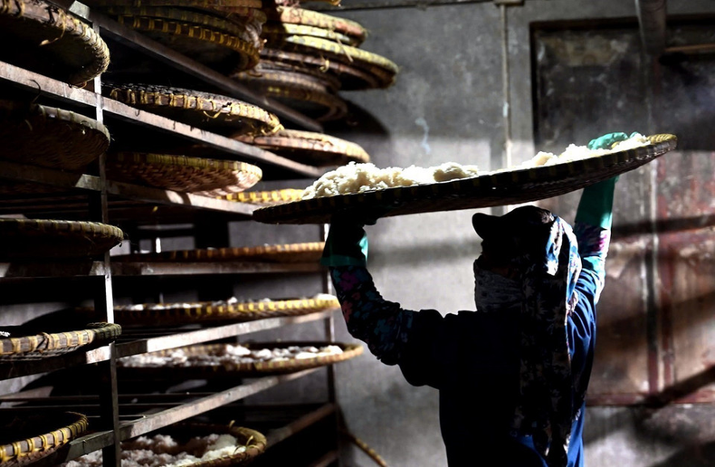 Es necesario tamizar el arroz glutinoso de manera uniforme para obtener la deliciosa salsa de soja. (Foto: VNA)