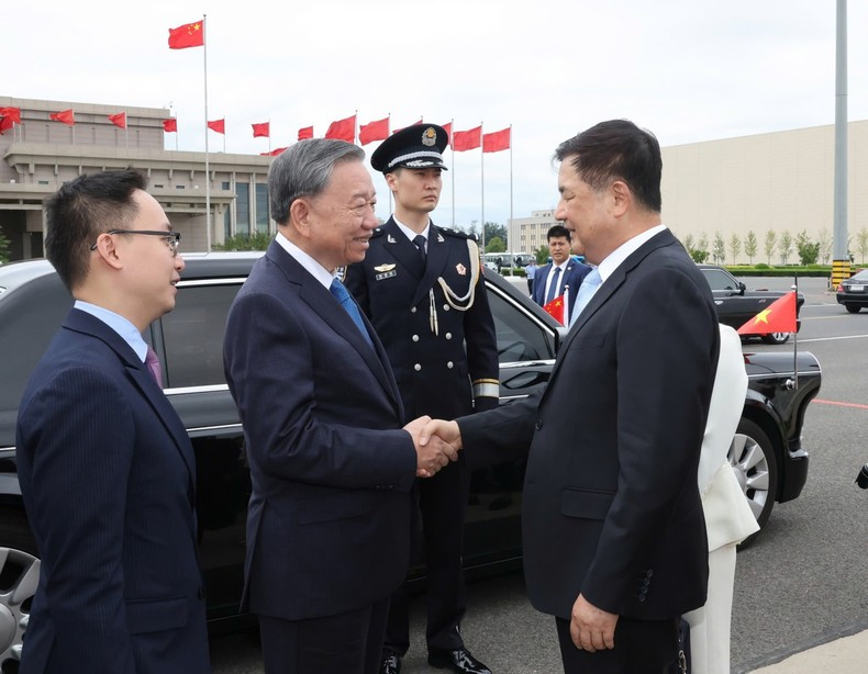 El miembro del Secretariado del Comité Central del Partido Comunista de China, consejero de Estado y ministro de Seguridad Pública de ese país, Wang Xiaohong, despide al máximo dirigente vietnamita y a su esposa en el Aeropuerto Internacional de Pekin. El miembro del Secretariado del Comité Central del Partido Comunista de China, consejero de Estado y ministro de Seguridad Pública de ese país, Wang Xiaohong, despide al máximo dirigente vietnamita y a su esposa en el Aeropuerto Internacional de Pekin.
