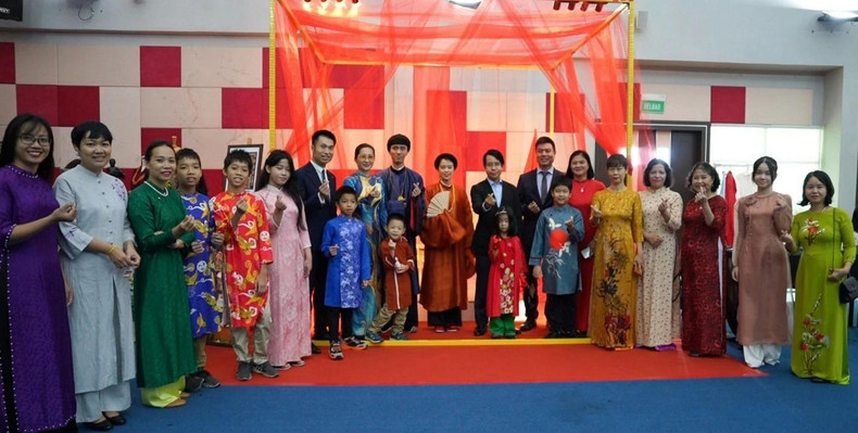 Representantes de la comunidad vietnamita residente en Brunéi en el evento. Representantes de la comunidad vietnamita residente en Brunéi en el evento.
