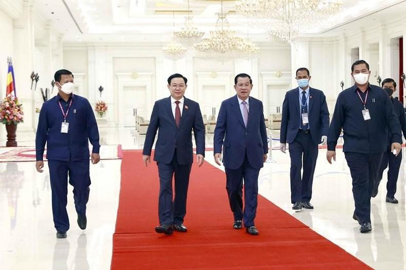 El presidente de la AN de Vietnam, Vuong Dinh Hue, y el primer ministro camboyano, Samdech Techo Hun Sen. (Fotografía: VNA) El presidente de la AN de Vietnam, Vuong Dinh Hue, y el primer ministro camboyano, Samdech Techo Hun Sen. (Fotografía: VNA)