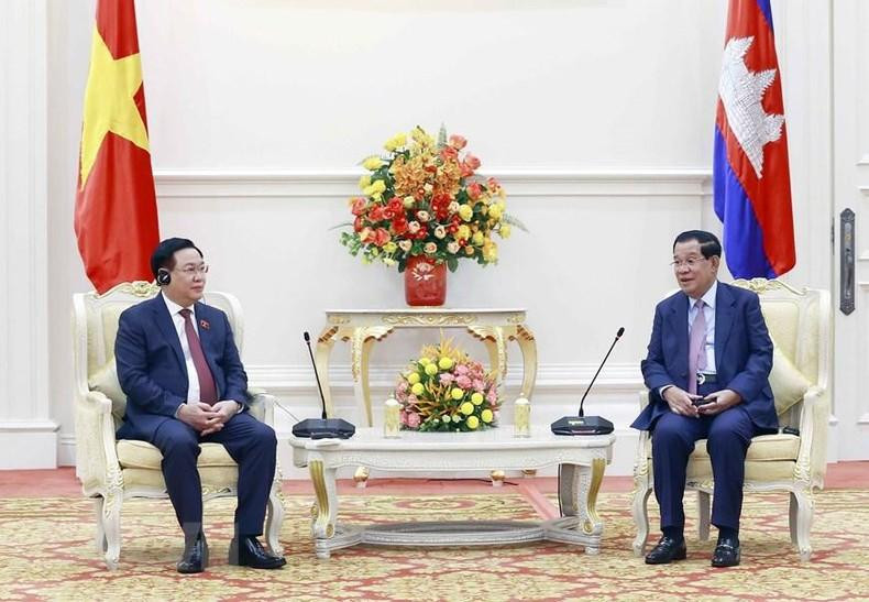 El presidente de la AN de Vietnam, Vuong Dinh Hue, se entrevista con el primer ministro camboyano, Samdech Techo Hun Sen. (Fotografía: VNA) El presidente de la AN de Vietnam, Vuong Dinh Hue, se entrevista con el primer ministro camboyano, Samdech Techo Hun Sen. (Fotografía: VNA)