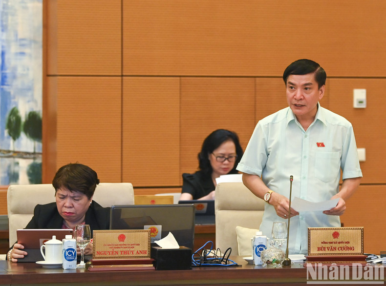 El secretario general de la AN y presidente de la Oficina de órgano legislativo, Bui Van Cuong, interviene en la cita. El secretario general de la AN y presidente de la Oficina de órgano legislativo, Bui Van Cuong, interviene en la cita.