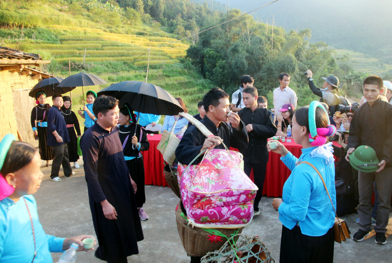 La recreación de la boda de la etnia San Chi y los valores culturales de la población asentada en la zona del campo en terrazas contribuye a crear un producto turístico único. La recreación de la boda de la etnia San Chi y los valores culturales de la población asentada en la zona del campo en terrazas contribuye a crear un producto turístico único.