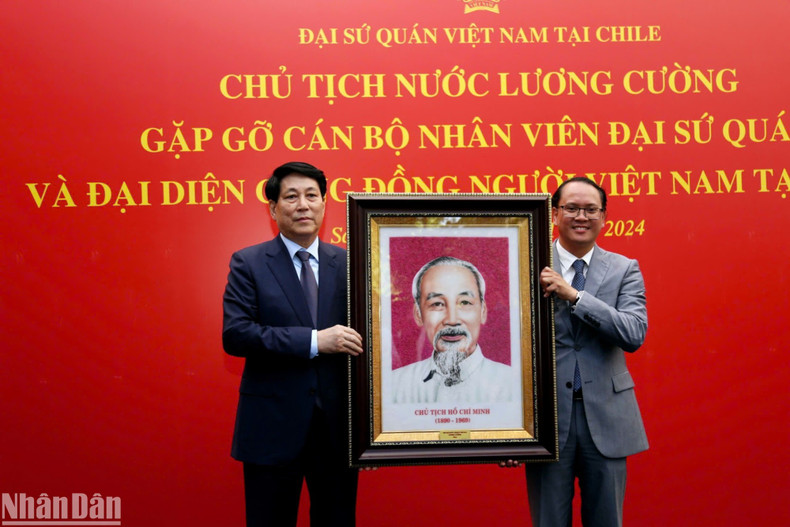 El presidente Luong Cuong entrega un retrato del Presidente Ho Chi Minh a la Embajada de Vietnam en Chile. (Foto: VNA) El presidente Luong Cuong entrega un retrato del Presidente Ho Chi Minh a la Embajada de Vietnam en Chile. (Foto: VNA)