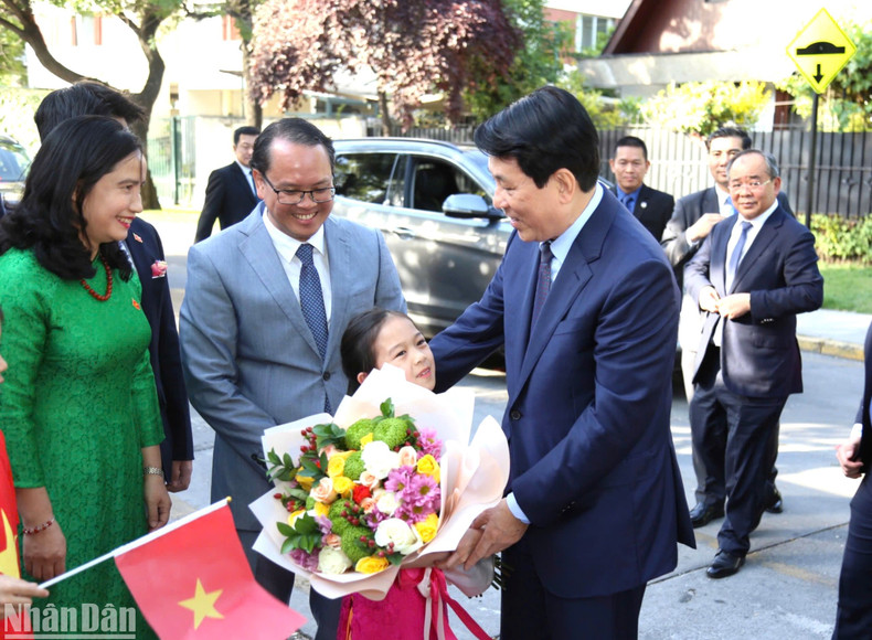 El presidente vietnamita, Luong Cuong, en el encuentro con el personal de la Embajada de Vietnam en Chile y representantes de la comunidad vietnamita residente en ese país. (Foto: VNA) El presidente vietnamita, Luong Cuong, en el encuentro con el personal de la Embajada de Vietnam en Chile y representantes de la comunidad vietnamita residente en ese país. (Foto: VNA)