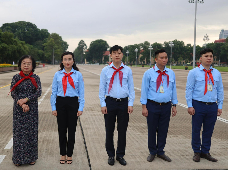 Asisten al evento Truong My Hoa, ex vicepresidenta del país, quien dirige el Fondo de Becas Vu A Dinh, y Nguyen Pham Duy Trang, secretaria del Comité Central de la Unión de Jóvenes Comunistas Ho Chi Minh y presidenta del Consejo Central de la Unión de Pioneros Ho Chi Minh. (Fotografía: tienphong.vn) Asisten al evento Truong My Hoa, ex vicepresidenta del país, quien dirige el Fondo de Becas Vu A Dinh, y Nguyen Pham Duy Trang, secretaria del Comité Central de la Unión de Jóvenes Comunistas Ho Chi Minh y presidenta del Consejo Central de la Unión de Pioneros Ho Chi Minh. (Fotografía: tienphong.vn)