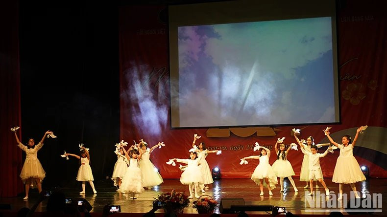 Actuación de la danza "Pájaros de la paz" a cargo de niños vietnamitas en Rusia. Actuación de la danza "Pájaros de la paz" a cargo de niños vietnamitas en Rusia.