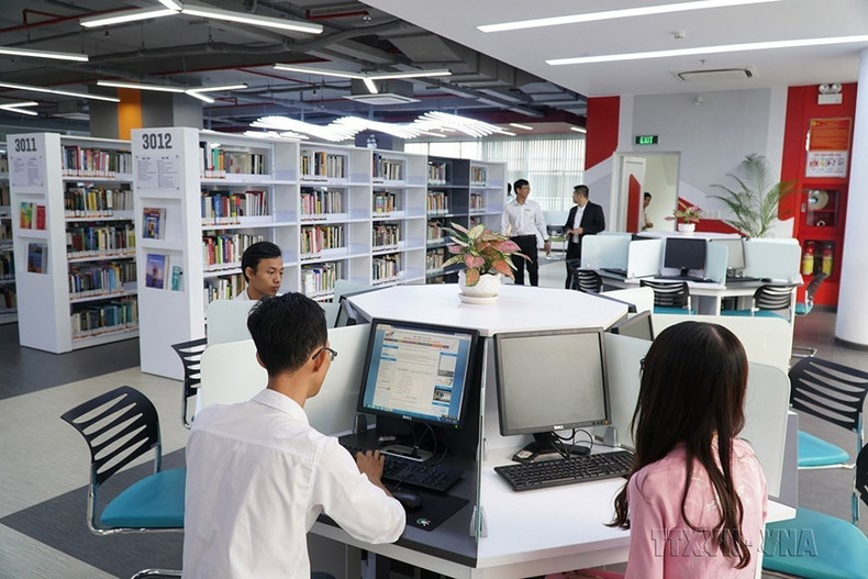 Biblioteca Inspiradora de la Universidad Ton Duc Thang en Ciudad Ho Chi Minh con servicios inspirados en las 100 bibliotecas universitarias mejores del mundo para respaldar la máxima accesibilidad y explotar todos los recursos disponibles en la institución. (Foto: VNA) Biblioteca Inspiradora de la Universidad Ton Duc Thang en Ciudad Ho Chi Minh con servicios inspirados en las 100 bibliotecas universitarias mejores del mundo para respaldar la máxima accesibilidad y explotar todos los recursos disponibles en la institución. (Foto: VNA)