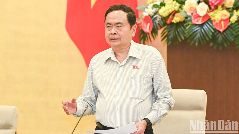 El presidente de la AN, Tran Thanh Man, pronuncia el discurso de apertura y sugiere temas de discusión en la reunión. El presidente de la AN, Tran Thanh Man, pronuncia el discurso de apertura y sugiere temas de discusión en la reunión.