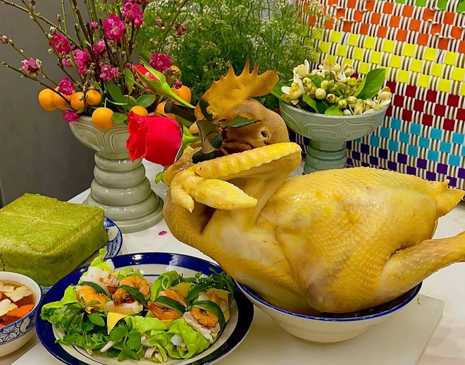 El pollo hervido decorado con una rosa en la boca. El pollo hervido decorado con una rosa en la boca.