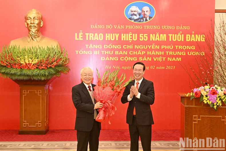 El miembro permanente del Secretariado del Comité Central del PCV, Vo Van Thuong, felicita al líder partidista. El miembro permanente del Secretariado del Comité Central del PCV, Vo Van Thuong, felicita al líder partidista.