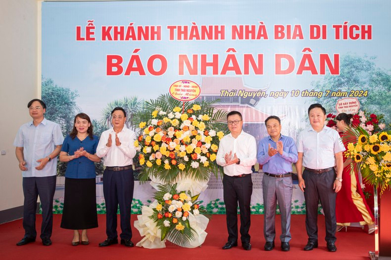 Dang Xuan Truong, vicepresidente permanente del Comité Popular de Thai Nguyen y Nguyen Thi Mai, subdirectora permanente de la Comisión de Comunicación y Educación del Comité partidista de la provincia, entregan flores para felicitar al periódico Nhan Dan. Dang Xuan Truong, vicepresidente permanente del Comité Popular de Thai Nguyen y Nguyen Thi Mai, subdirectora permanente de la Comisión de Comunicación y Educación del Comité partidista de la provincia, entregan flores para felicitar al periódico Nhan Dan.