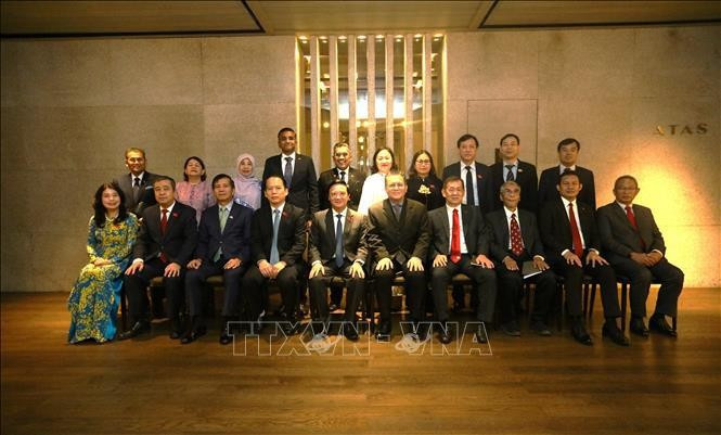 El vicepresidente de la Asamblea Nacional de Vietnam Nguyen Khac Dinh (quinto, desde la izquierda), el subtitular del Senado Nur Jazlan Bin Tan Sri Mohamed (sexto, desde la izquierda) y los delegados se toman una foto de recuerdo. (Foto: VNA)