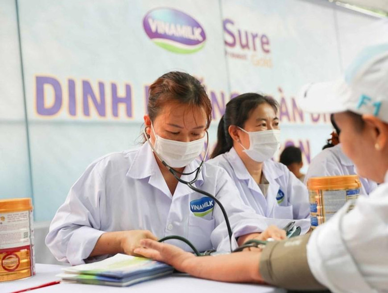Médicos del Centro de Nutrición Vinamilk aconsejan sobre una alimentación adecuada para ayudar a los ancianos a prevenir enfermedades como la diabetes y mostrarles formas de mantener un cuerpo sano. (Fotografía: VNA) Médicos del Centro de Nutrición Vinamilk aconsejan sobre una alimentación adecuada para ayudar a los ancianos a prevenir enfermedades como la diabetes y mostrarles formas de mantener un cuerpo sano. (Fotografía: VNA)