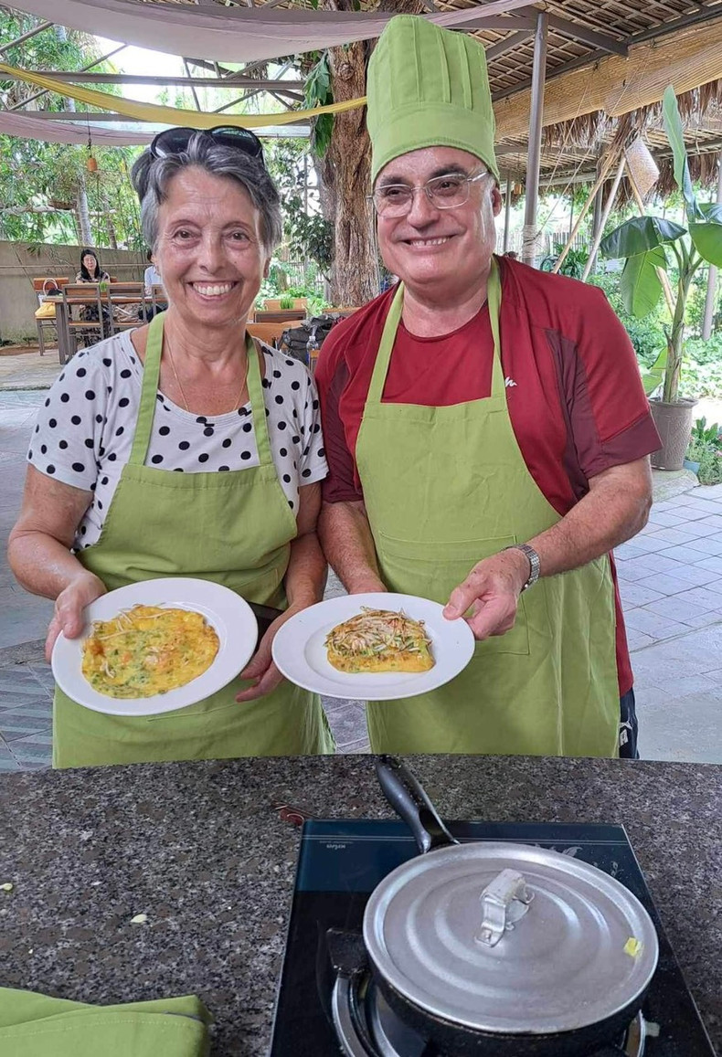 Los viajeros españoles asisten a una clase sobre cómo hacer Nem Lui y Banh Xeo y otras delicias locales. Los viajeros españoles asisten a una clase sobre cómo hacer Nem Lui y Banh Xeo y otras delicias locales.