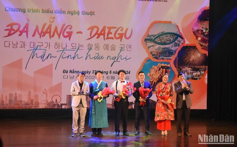 Bui Van Tieng, presidente de la Unión de Asociaciones de Literatura y Artes de Da Nang, y Lee Chang Hwan, titular de la Unión de Asociaciones de Cultura y Artes de Daegu, entregan flores a los artistas. Bui Van Tieng, presidente de la Unión de Asociaciones de Literatura y Artes de Da Nang, y Lee Chang Hwan, titular de la Unión de Asociaciones de Cultura y Artes de Daegu, entregan flores a los artistas.