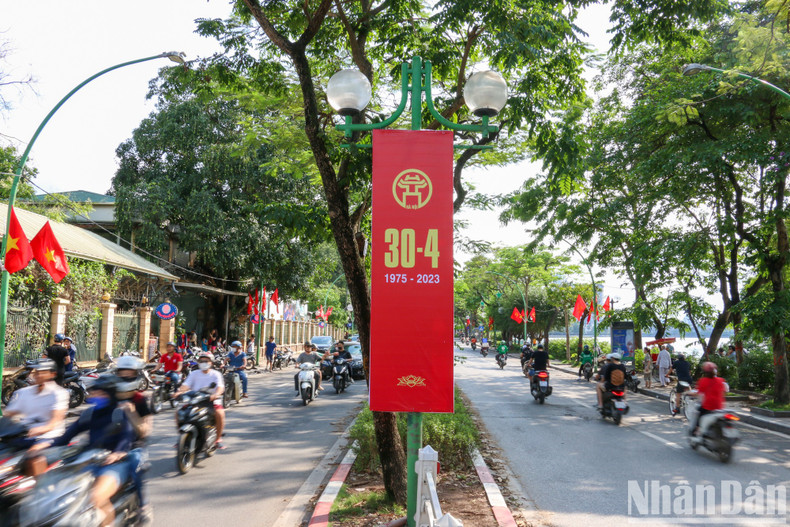 La calle Thanh Nien luce con flores y banderas en saludo a este gran acontecimiento histórico nacional.