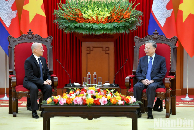 El máximo dirigente partidista vietnamita, To Lam, se entrevista con el rey camboyano, Norodom Sihamoni. El máximo dirigente partidista vietnamita, To Lam, se entrevista con el rey camboyano, Norodom Sihamoni.