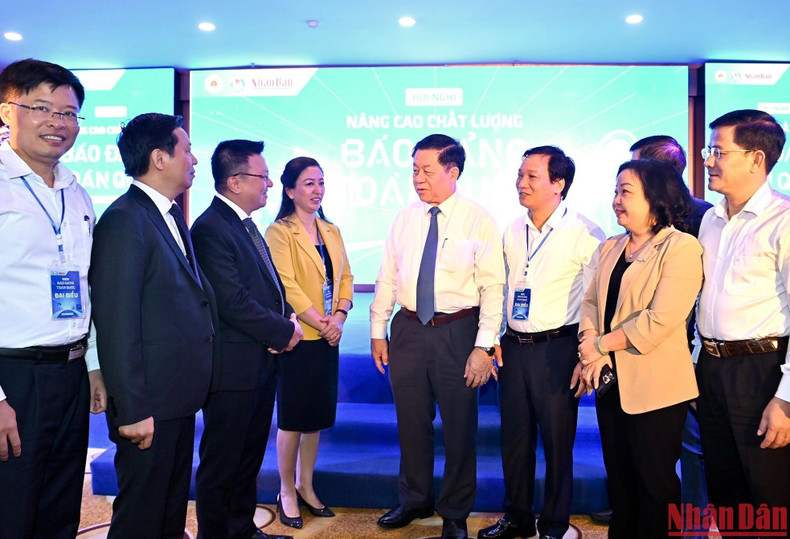 Nguyen Trong Nghia, secretario del Comité Central del PCV y jefe de su Comisión de Comunicación y Educación, y los delegados en la conferencia.