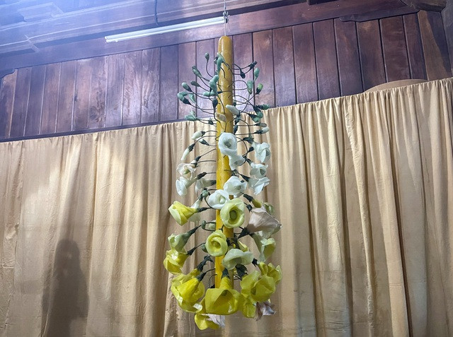 Flores silvestres elaboradas con cera de abejas natural y teñidas con ingredientes naturales Flores silvestres elaboradas con cera de abejas natural y teñidas con ingredientes naturales