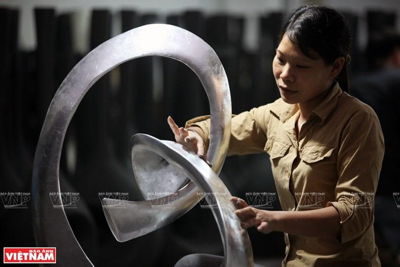 La fase de laminado de plata. (Fotografía: VNA) La fase de laminado de plata. (Fotografía: VNA)