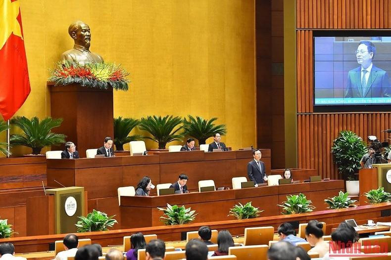 Nguyen Manh Hung, ministro de Información y Comunicación, en la sesión matutina. (Fotografía: Nhan Dan)