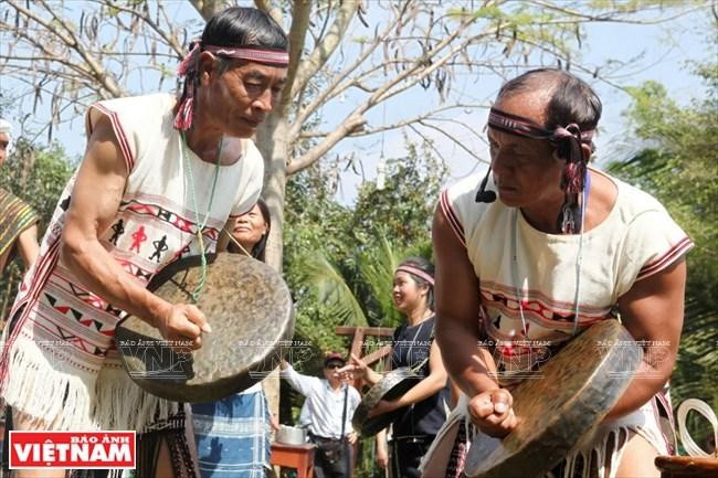 Una actuación a dueto con gongs de pobladores de Tay Nguyen. (Fotografía: VNA) Una actuación a dueto con gongs de pobladores de Tay Nguyen. (Fotografía: VNA)