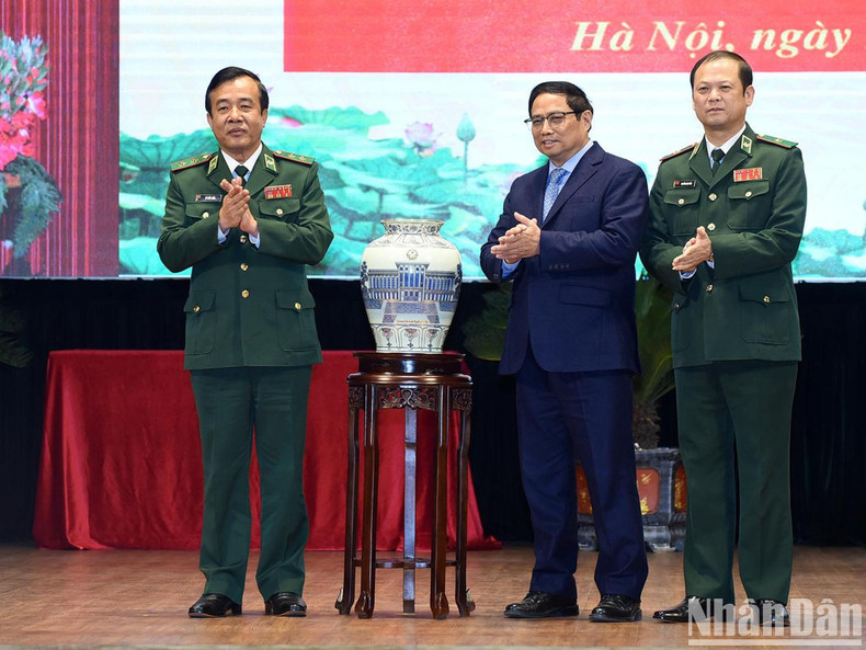 El primer ministro entrega obsequios a oficiales y soldados de la Guardia Fronteriza. El primer ministro entrega obsequios a oficiales y soldados de la Guardia Fronteriza.