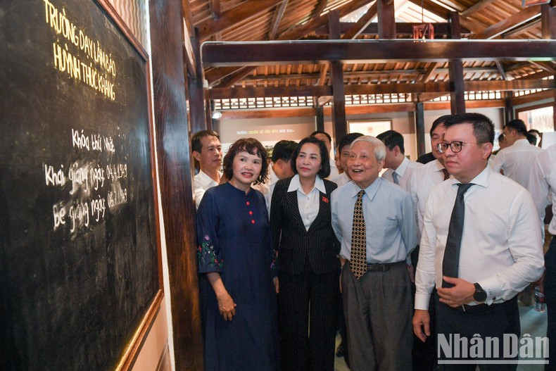 La vicepresidenta de la Asamblea Nacional, Nguyen Thi Thanh, y el presidente-editor de Nhan Dan, junto con los delegados visitan el espacio de exposición de la reliquia. La vicepresidenta de la Asamblea Nacional, Nguyen Thi Thanh, y el presidente-editor de Nhan Dan, junto con los delegados visitan el espacio de exposición de la reliquia.