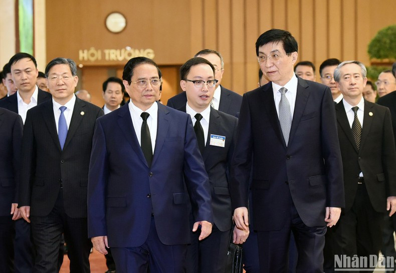 El jefe de Gobierno vietnamita recibe al miembro del Comité Permanente del Buró Político del Comité Central del Partido Comunista y presidente del Comité Nacional de la CCPPCh, Wang Huning.