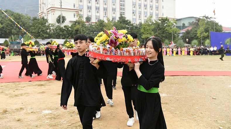 Jóvenes del grupo étnico tay en el festejo. Jóvenes del grupo étnico tay en el festejo.