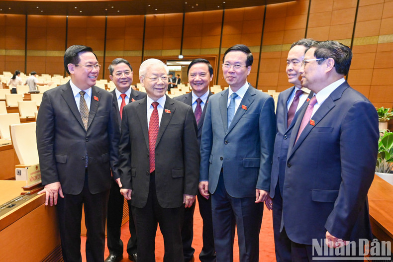 Asisten a la sesión el secretario general del PCV, Nguyen Phu Trong, el presidente del país, Vo Van Thuong, el primer ministro Pham Minh Chinh, y el presidente de la AN, Vuong Dinh Hue, junto con los vice titulares del órgano legislativo.