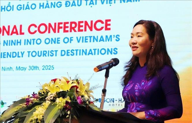 La vicepresidenta del Comité Popular de Quang Ninh, Nguyen Thi Hanh, interviene en la cita. (Foto: VNA) La vicepresidenta del Comité Popular de Quang Ninh, Nguyen Thi Hanh, interviene en la cita. (Foto: VNA)