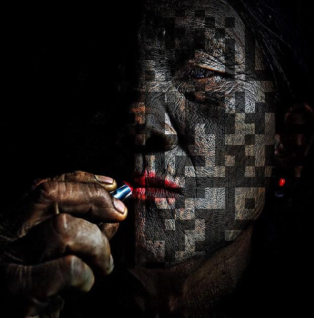 La obra "La mujer tatuada". (Fotografía: laodong.vn) La obra "La mujer tatuada". (Fotografía: laodong.vn)