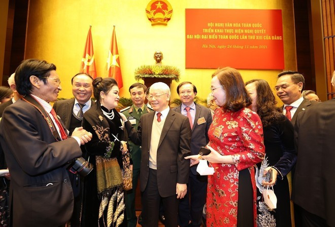 El secretario general del Partido Comunista de Vietnam, Nguyen Phu Trong, con delegados que asistieron a la Conferencia Nacional de Cultura para implementar la Resolución del XIII Congreso Nacional del Partido (24 de noviembre de 2021). (Foto: Tri Dung-VNA) El secretario general del Partido Comunista de Vietnam, Nguyen Phu Trong, con delegados que asistieron a la Conferencia Nacional de Cultura para implementar la Resolución del XIII Congreso Nacional del Partido (24 de noviembre de 2021). (Foto: Tri Dung-VNA)