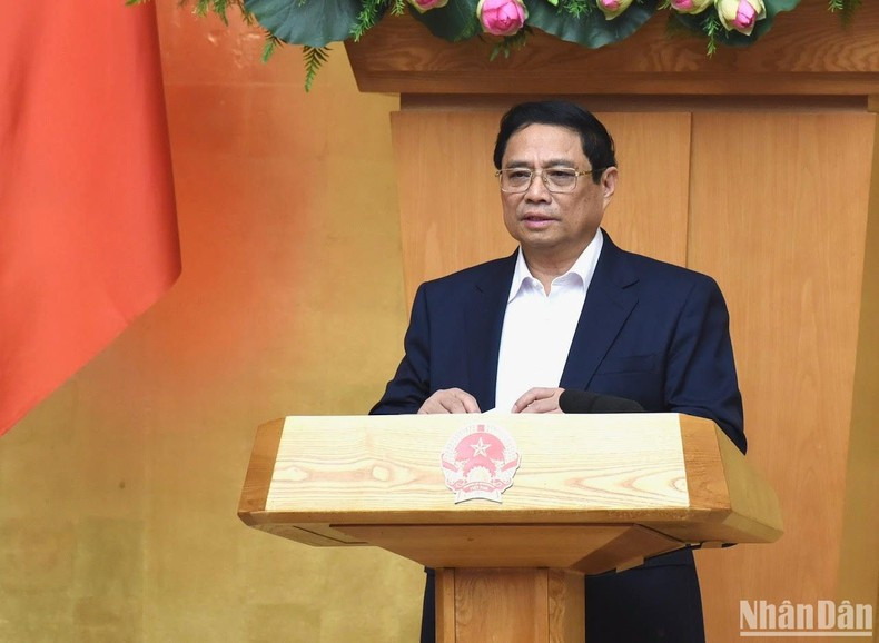 El primer ministro Pham Minh Chinh preside la reunión.