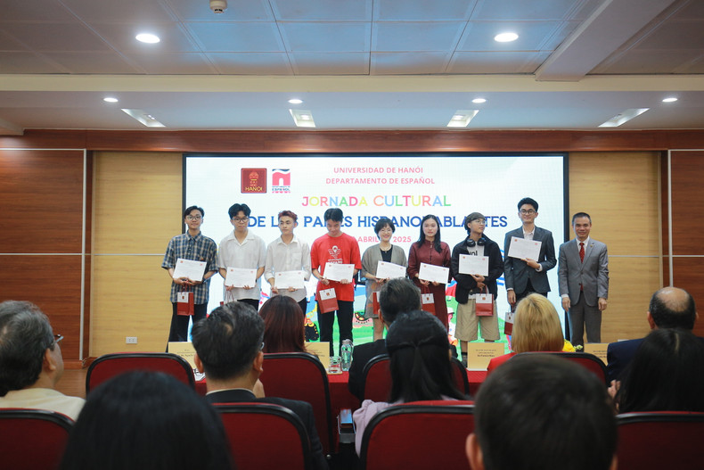 Entregan premios a los ganadores del concurso de cortometrajes "Sueño de la lengua hispánica". (Foto: Trung Kien) Entregan premios a los ganadores del concurso de cortometrajes "Sueño de la lengua hispánica". (Foto: Trung Kien)