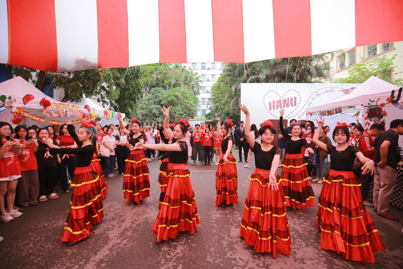 Estudiantes del Departamento de Español presentan Las Sevillanas, un baile tradicional de España, originario de la ciudad de Sevilla. (Foto: Trung Kien) Estudiantes del Departamento de Español presentan Las Sevillanas, un baile tradicional de España, originario de la ciudad de Sevilla. (Foto: Trung Kien)