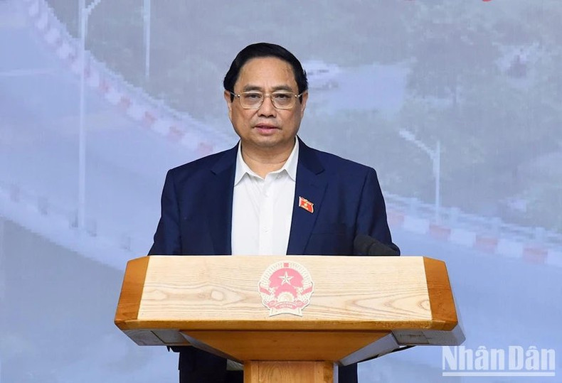 El primer ministro Pham Minh Chinh preside la reunión.