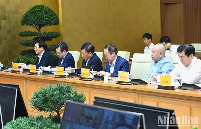 Representantes de los ministerios, departamentos y sectores en la reunión.