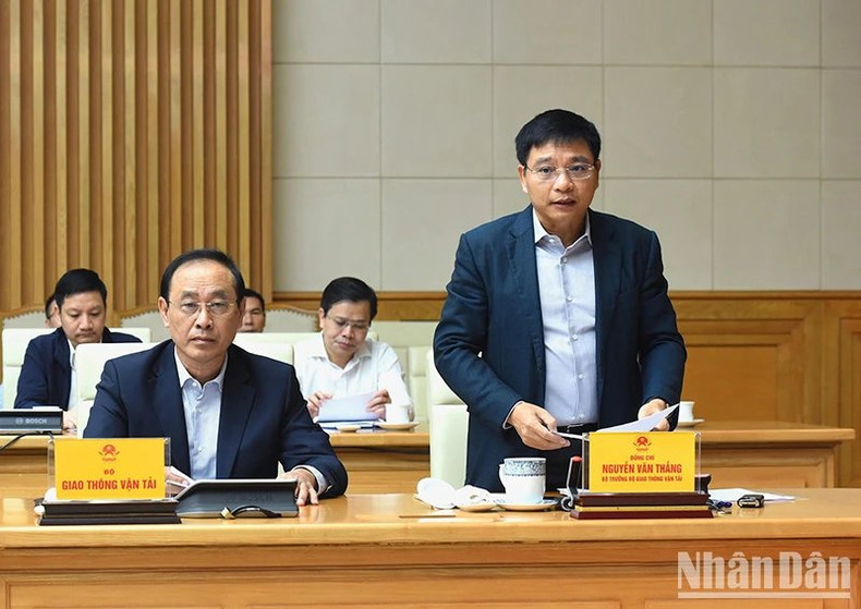 El ministro de Transportes, Nguyen Van Thang, habla en la cita.