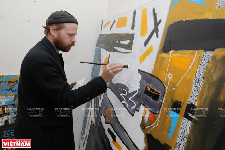 David Evans en el proceso de completar una obra. (Fotografía: VNA)